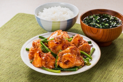若鶏肩肉の旨辛焼き（にんにくの芽入り）