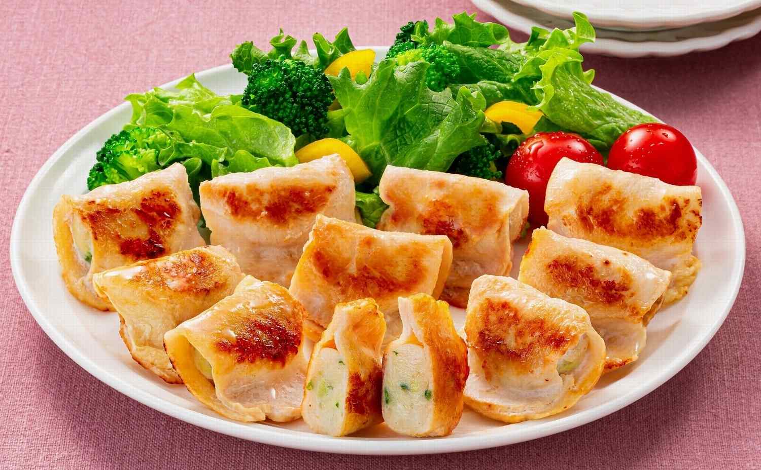 国産若鶏で餃子の具包みました
